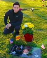 Thế Sơn viếng thăm phần mộ Tô Văn Lai và tặng ông lá cờ vàng với ý nghĩa "Chúng ta đi mang theo quê hương"