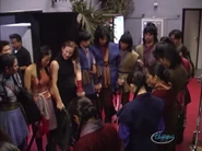 Shanda Sawyer và các vũ công trước khi tiết mục mở đầu Tìm Về Chốn Cũ