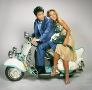 Don Hồ và Thanh Hà chụp hình trong tiết mục Vì Đó Là Em