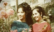 Thuy&Nga-pre75.png (1,18 MB) Nguyễn Ngọc Thúy và người bạn tên Nga của mình - tên của hai người đã trở thành tên gọi của trung tâm Thúy Nga sau này