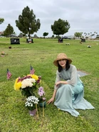 Kỳ Phương Uyên viếng thăm phần mộ của Tô Văn Lai