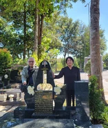 Tô Ngọc Thủy và nhạc sĩ Ngọc Sơn tại nơi an nghỉ cuối cùng của cố nhạc sĩ Lam Phương tại nghĩa trang Hoa viên Bình Dương