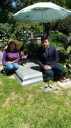 Quang Lê cùng bà Đinh Thị Nương thăm phần mộ nhạc sĩ Nhật Ngân