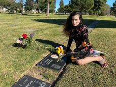 Ngọc Hương, người sở hữu ngoại hình và giọng ca gần giống với Ngọc Lan, viếng mộ cố danh ca tại nghĩa trang The Good Shepherd