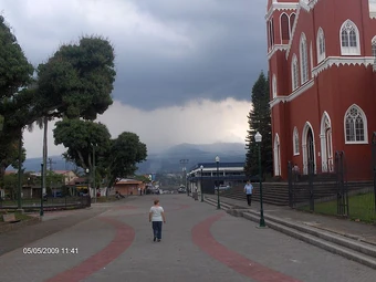 Boulevard frente a la Parroquia las Mercedes, Grecia.