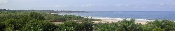 Vista panorámica del  y de Playa Grande, localizados a 2 km del centro urbano de Tamarindo.