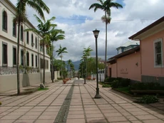 Pasillo entre los edificios de la Asamblea Legislativa.