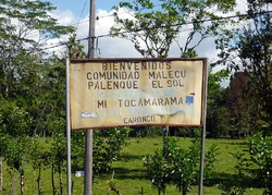 Letrero que da la bienvenida al Palenque El Sol (Caronh) en guatuso y español.