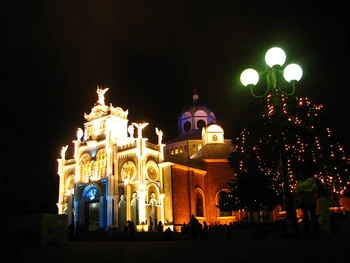 Basílica iluminada por la noche.