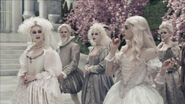 The White Queen discussing with her courtiers.