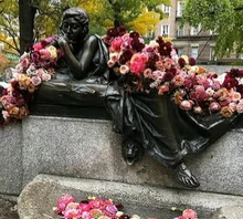 Bronze statue in the Straus Park