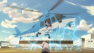 Mikoto reteniendo un helicoptero con electromagnetismo