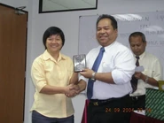 Mohd abdullah.jpg (32 KB) Mohd Abdullah presenting a momento to Kwa Ngan Eng