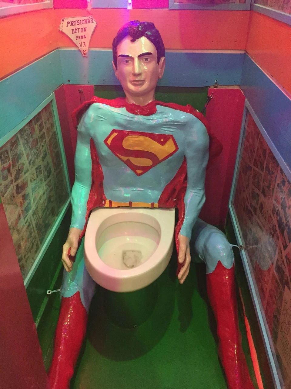 Супермен на унитазе. Dragonarte комиксы. С супергероями таблички для уроков. Супермен туалет. Туалетный супермен.