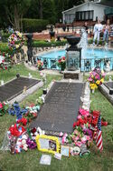 800px-Elvis grave Graceland