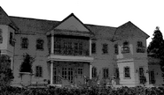 Exterior de la mansión.