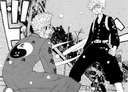 Takemichi stands over Kisaki