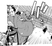 Hanma grabs Kisaki, saving him from Mikey