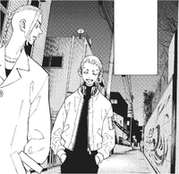 Mitsuya smiles behind Draken (manga)