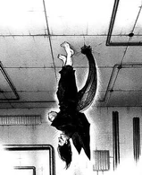 Shachi suspendu au mur portant sa tenue