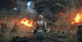 Galadriel assiste all'eruzione del vulcano a Udûn