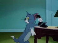 Tom próbuje zadzwonić do laboratorium