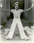 T&JPushingGeneKelly.jpg (41 KB)