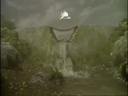 Гарольд пролетает над разрушенной плотиной