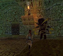 Lara contra la estatua de Shiva.