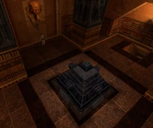 La sala de la pirámide azul.