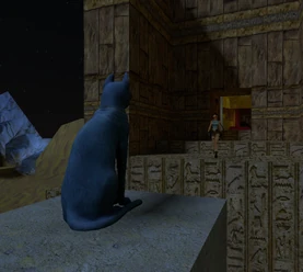 Lara llegando hacia la tan apreciada estatua del gato.