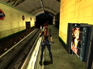 Lara Croft dans la station de métro abandonnée d'Aldwych à Londres dans Tomb Raider III.