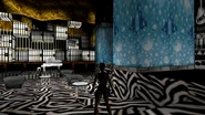 Lara Croft dans les locaux d'un hôtel durant son cauchemar à Las Vegas dans l'extension Le masque d'or de Tomb Raider II.