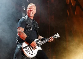 James-hetfield-falls-at-amsterdam-show-e63574d5-9ef9-4796-9b74-9aabc121e815