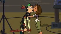 Courtney kisses Duncan.