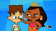 Leshawna touches Cody's nose.