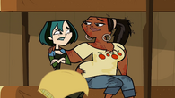 Leshawna comforts an upset Gwen.