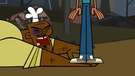 Mal steps on Chef's fingers.