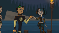 Duncan and Gwen share a friendly moment before the former takes the Boat of Losers.