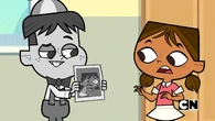Wendel shows Courtney the photo he took of her..