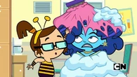 Beth uses ice to get her gum out of Leshawna's hair.