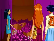 Totally.Spies.S02E07.Clerk-2.png (1.54 MB) Returned Possession bottles.