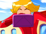 Ka-zoo-ka-Clover.png (1.06 MB) Clover using the Ka-zoo-ka when it's out of power