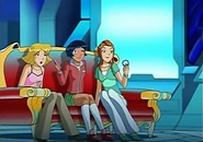 Sam holding the bracelet in "Totally Mystery Much?"