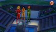 The spies arrive at a fountain.