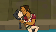 Pocałunek Alejandro i Heather w finale.