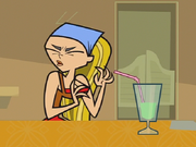 Lindsay pijąca shake z skunksa