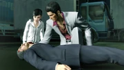 Kiryu cradling Kazama's body
