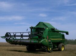Moissonneuse-batteuse (marque John Deere) .JPG