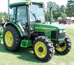 JDeere 5520 MFWD - 2002.jpg